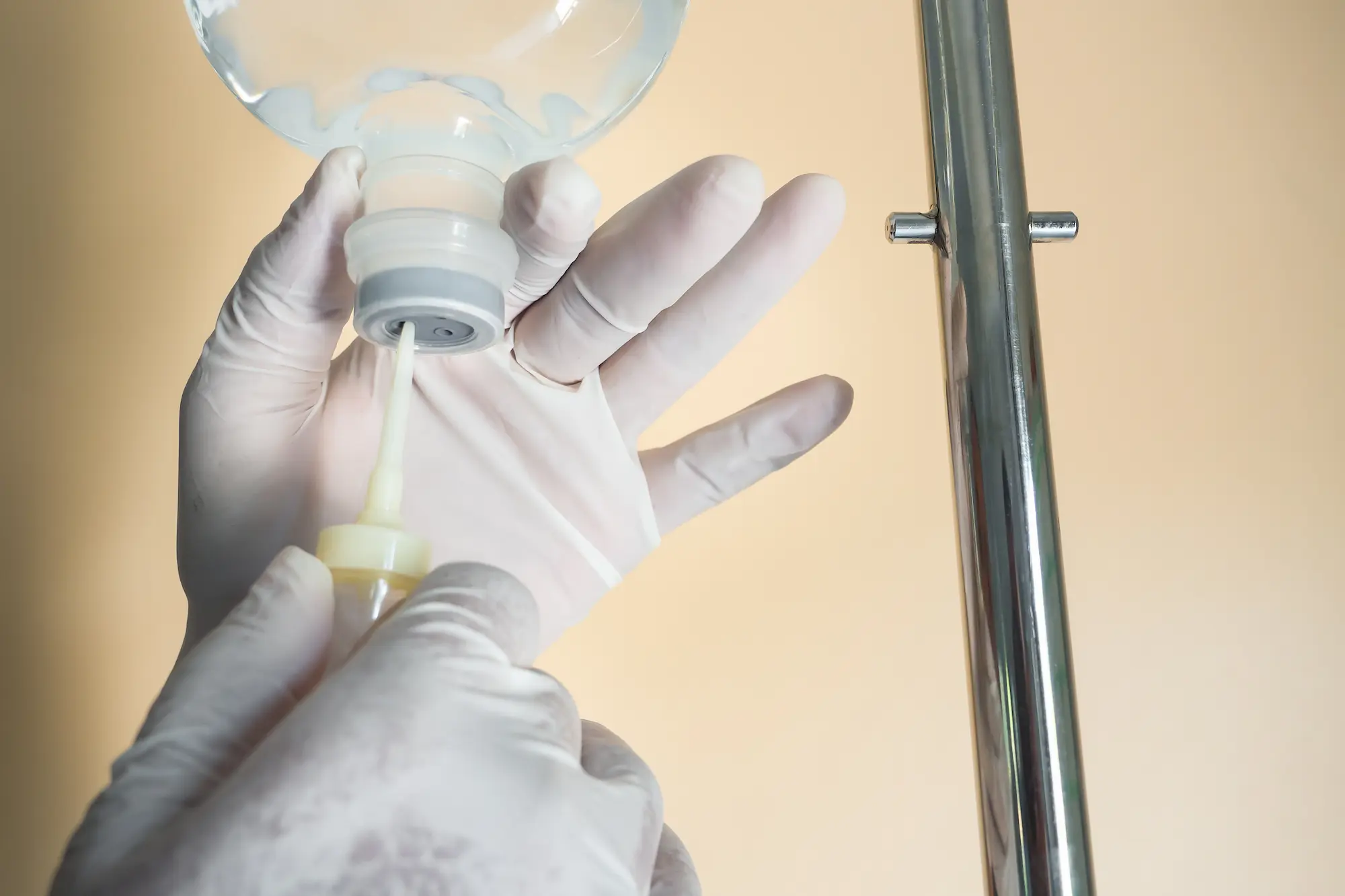 Pflegekraft bereitet Infusion für palliative Versorgung vor – würdevolle 1-1 Intensivpflege im häuslichen Umfeld durch starMed